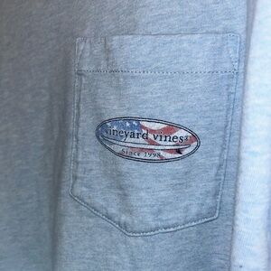 Vineyard Vines Men’s T-shirt Size Large 100% Cotton Surfboard Logo